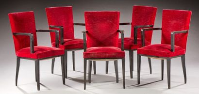 JACQUES ADNET (1900-1984) Suite de cinq fauteuils en bois laqué noir à dossier et...