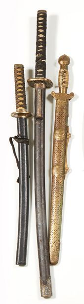 null Ensemble de trois reproductions de sabres Katana et épées.
Chine et Japon.
Long.:...