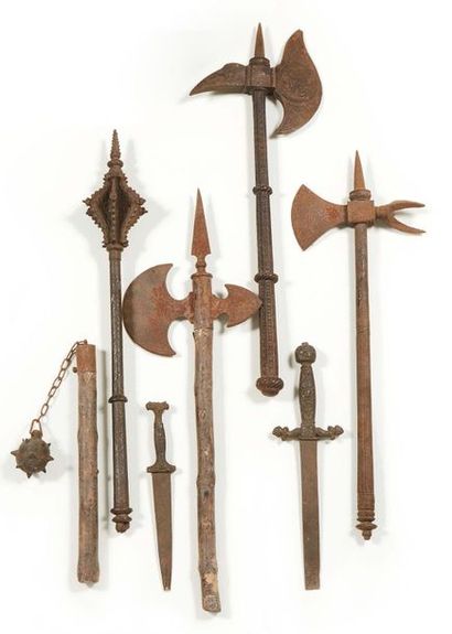 null Ensemble d'armes de style médiévales dont massue, hallebarde, fléau d'ames,...