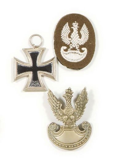 null Lot de deux insignes polonais et une croix de fer.