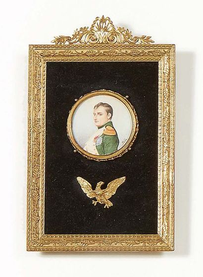 null Miniature figurant Napoléon signée Dréa. Dans un cadre en laiton doré à fronton...