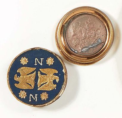 null Lot composé d'une médaille en métal doré figurant l'empereur Napoléon à cheval...