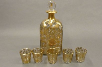DELVEAUX Service à liqueur en verre doré composé d'une carafe et de cinq gobelet...