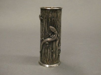 Ernest GAILLARD Vase en bronze argenté figurant un tronc avec un lézard et une mouche.
Vers...