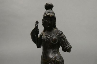 null Petit bronze figurant la déesse Athéna, il repose sur un contresocle en bois...