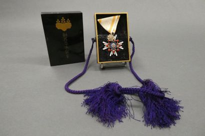 JAPON Médaille en argent emaillé avec une etoile à six branches au centre gravée...