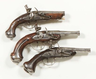 null Ensemble de quatre pistolets à silex.
Epoque XVIIIe-XIXe siècle.
Long.: 20,...