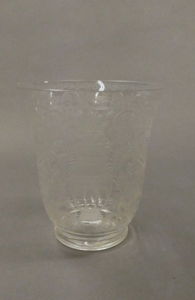 null Petit vase en verre gravé.
H.: 12,5 cm.
