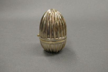 TRAVAIL ANGLAIS Broche en vermeil, bronze et métal
Boîte ovoïde crantée.
Poinçons...