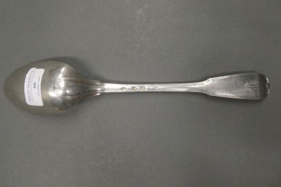 null Cuillère à ragout en argent modèle à filet, la spatule monogrammée.
Paris 1763.
Maître-orfèvre:...