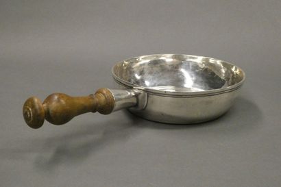 null Casserole en argent uni, manche latérale en bois tourné.
Paris 1784-89.
Diam.:...