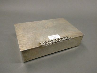 Jean DESPRES (1889-1980) Boîte rectangulaire en métal argenté martelé à décor d'un...
