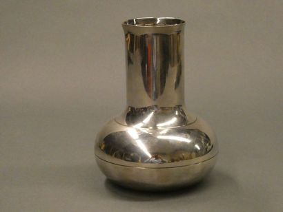 CHRISTOFLE Vase en métal argenté uni vers 1970.
Dim.: 17 cm.