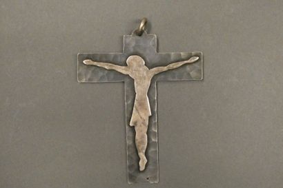 Jean DESPRES (1889-1990) Croix de communiant en métal martelé. Poinçon d'orfèvre.
L.:...