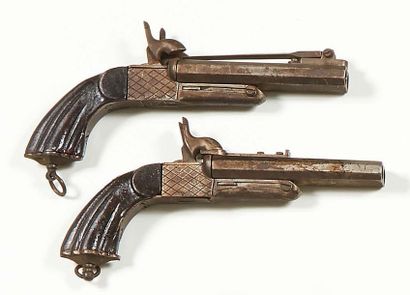 null Ensemble de deux pistolets à coffre à double canons.
Epoque XIXe siècle.