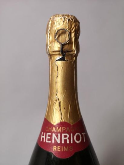 null 1 bouteille CHAMPAGNE HENRIOT 1969 


Etiquette légèrement tachée.