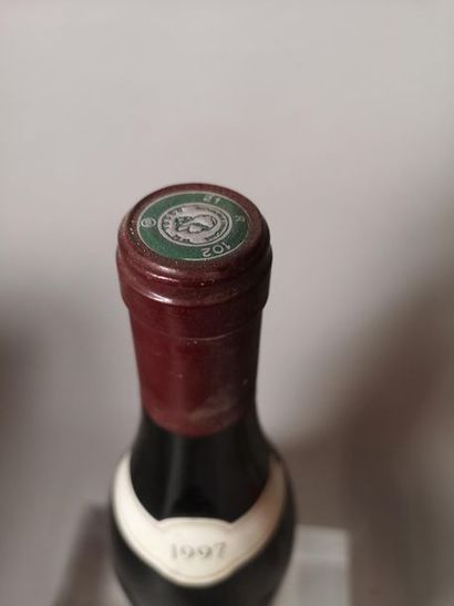 null 1 bouteille CLOS de VOUGEOT "Musigni" - GROS FRERE & SŒUR 1997 


Etiquette...