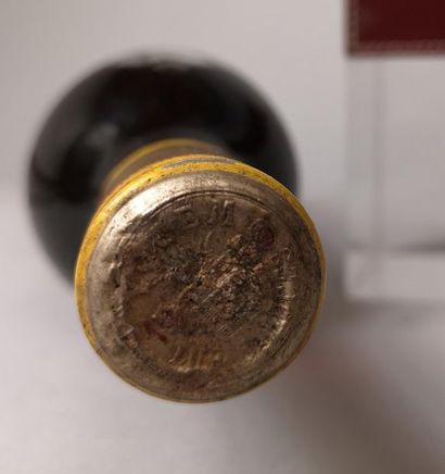 null 1 bouteille CHÂTEAU D'YQUEM - 1er cru supérieur Sauternes 1959 


Etiquette...