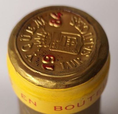 null 1 bouteille CHÂTEAU D'YQUEM - 1er cru supérieur Sauternes 1984 


Etiquette...