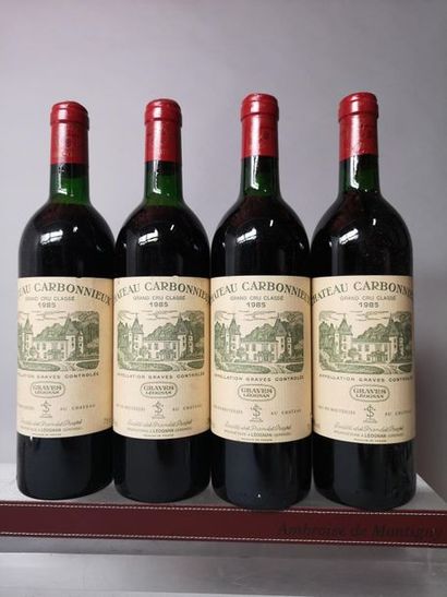 null 4 bouteilles CHÂTEAU CARBONNIEUX - Cc Pessac Léognan 1985

2 niveaux légèrement...