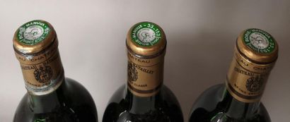 null 3 bouteilles CHÂTEAU BATAILLEY - 5é Gcc Pauillac 1983 


Etiquettes marquées....