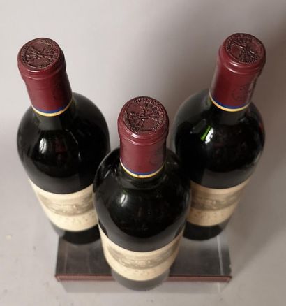 null 3 bouteilles CARRUADES de CHÂTEAU LAFITE - Pauillac 1991 


1 légèrement ba...