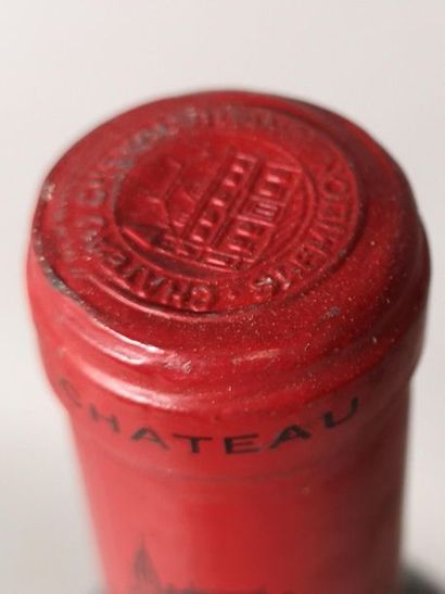 null 1 bouteille CHÂTEAU CHEVAL BLANC - 1er Gcc(A) Saint Emilion 1971 


Etiquette...
