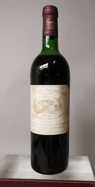 null 1 bouteille CHÂTEAU MARGAUX - 1er Gcc Margaux 1974 


Etiquette légèrement tachée,...