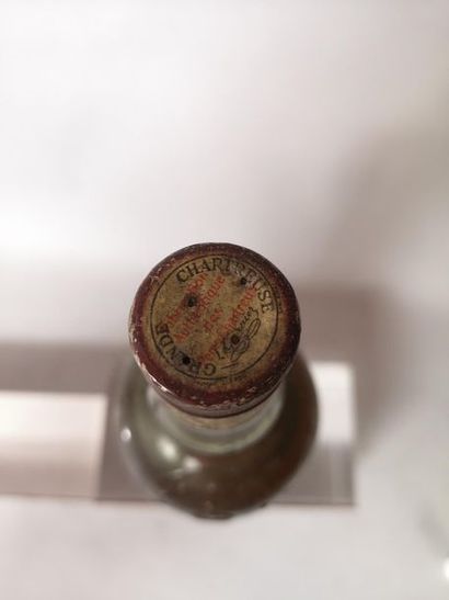 null 1 bouteille CHARTREUSE 1956 - 1964 


Niveau haute épaule.