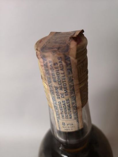 null 1 bouteille CHARTREUSE 1968 - 1973 Vignette Sécurité sociale espagnole apposé...