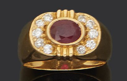 null Bague demi-jonc en or jaune 18K (750), godronnée, ornée d'un rubis ovale, l'épaulement...