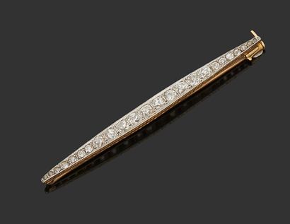 null 18K (750) gold bar brooch set with diamonds.
Brutto weight: 7,27 g