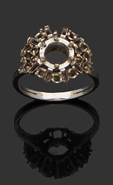 null Ring frame in platinum and white gold.
Weight: 7.2 g
