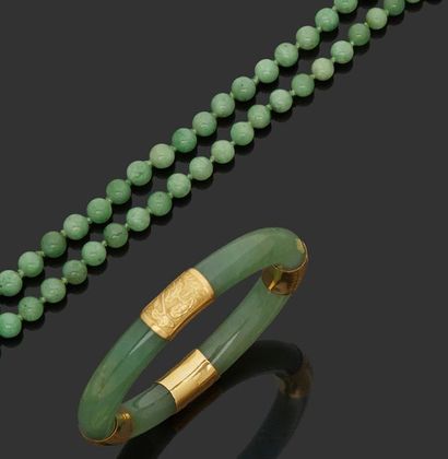 null Parure en jade composée d'un collier et d'un bracelet jonc serti d'or.
Poids...