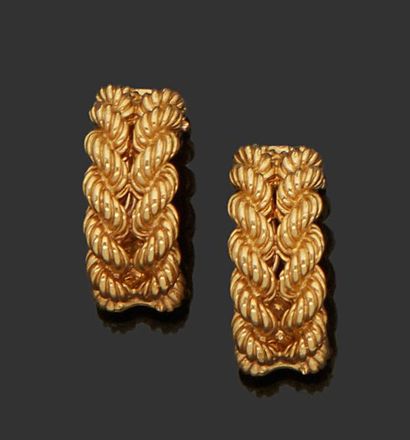 null Pair of 18K (750) yellow gold earrings with string pattern.
Brutto weight: 27,18...
