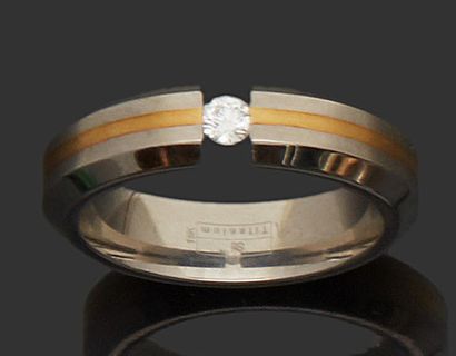 null Alliance en or gris 18K (750) ornée d'un diamant taillé en brillant en serti...