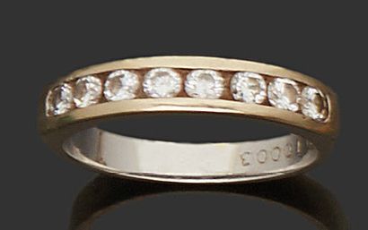 null 18K (750) white gold band set with eight brilliant-cut diamonds.
Finger size:...