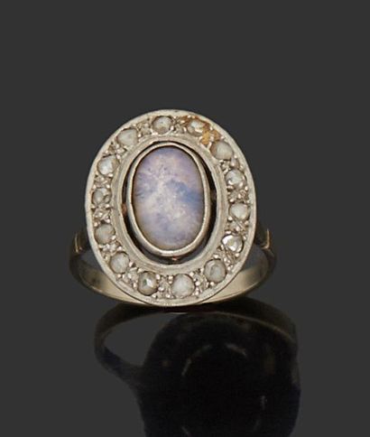 null White gold ring decorated with an opal in a diamond setting.
Finger size: 52.
Brutto...