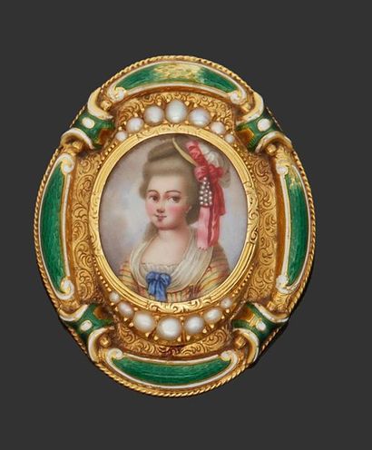 null Médaillon en or 18K (750) serti de perles et en son centre un portrait de jeune...