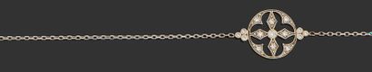 null Bracelet chaînette en or gris 18K (750) ornée d'un médaillon ajouré serti de...