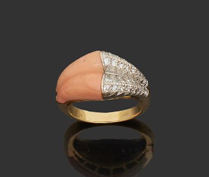 null Bague en or jaune 18K (750) ornée de corail rose et de diamants.
Tour de doigt:...