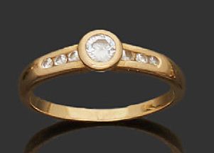 null 18K (750) yellow gold ring set with a diamond set with three small diamonds.
Finger...