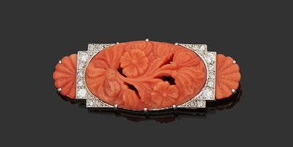 null Brooch in 18K (750) white gold with a coral floral motif in a diamond setting.
Brutto...