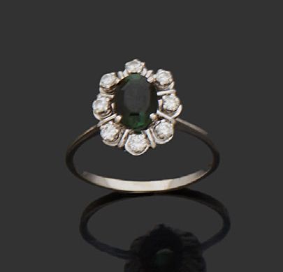 null 18K (750) white gold daisy shaped ring adorned with a green tourmaline in a...