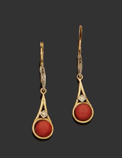 null Pair of 18K (750) yellow gold and white gold earrings, each retaining a coral...
