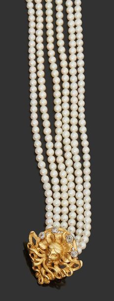 null Collier ras de cou en en perle et or 18K (750) orné d'un médaillon tête de femme...