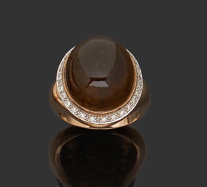 null 18K (750) pink gold ring set with a topaz in a white stone surround.
Finger...