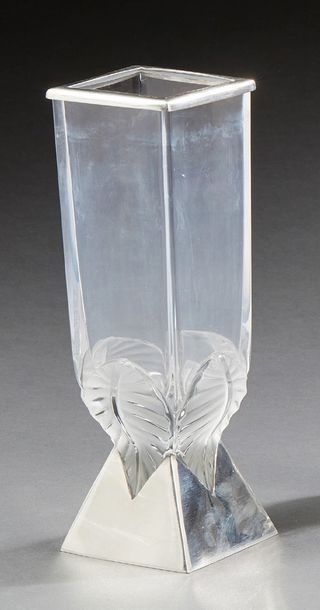 null Vase cristal à section carrée, la base ornée de quatre feuilles stylisées. Monture...