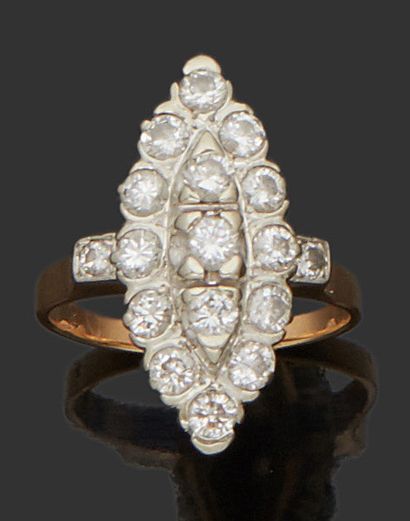 null 18K (750) yellow gold shuttle ring set with brilliant-cut diamonds.
Finger size:...