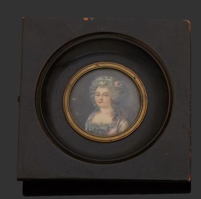 null Miniature représentant un portrait de jeune femme.
Diam.: 4,8 cm